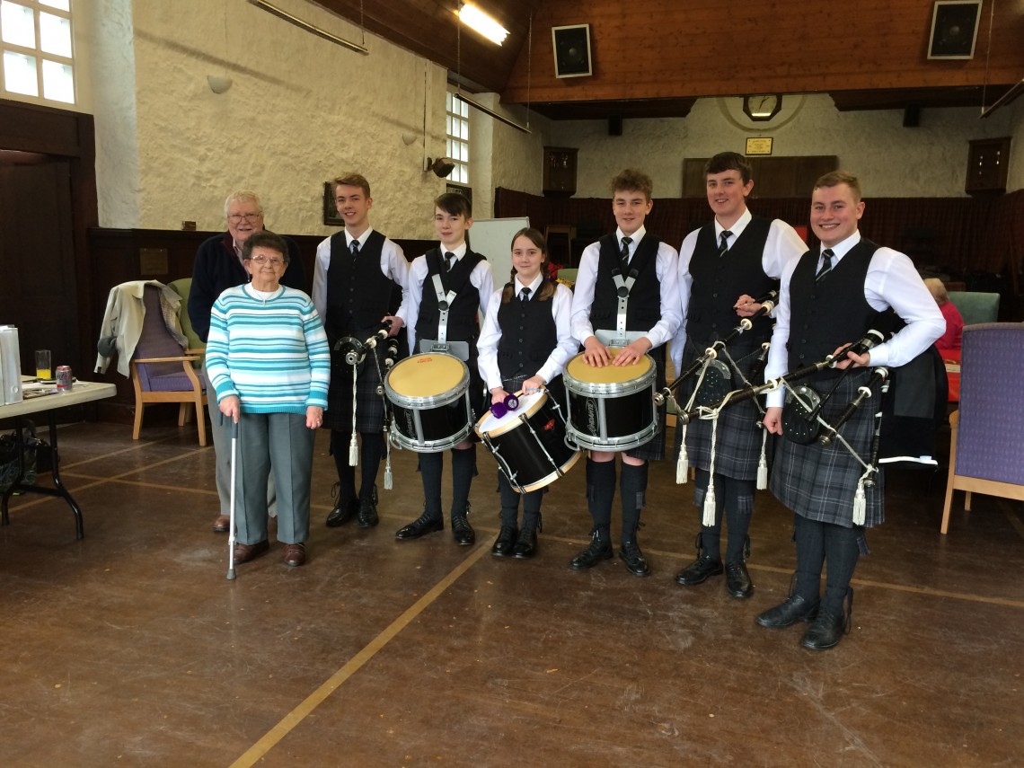 Ken & Emma from Garlogie Day Care Centre enjoyed the band's performance.